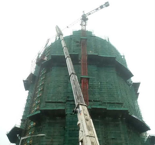 湖北吊车在工地上作业